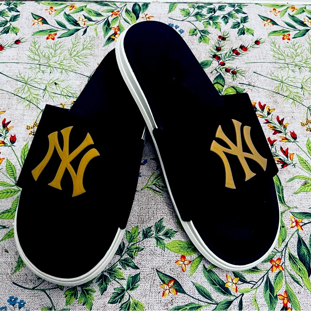 NY yankees slippers